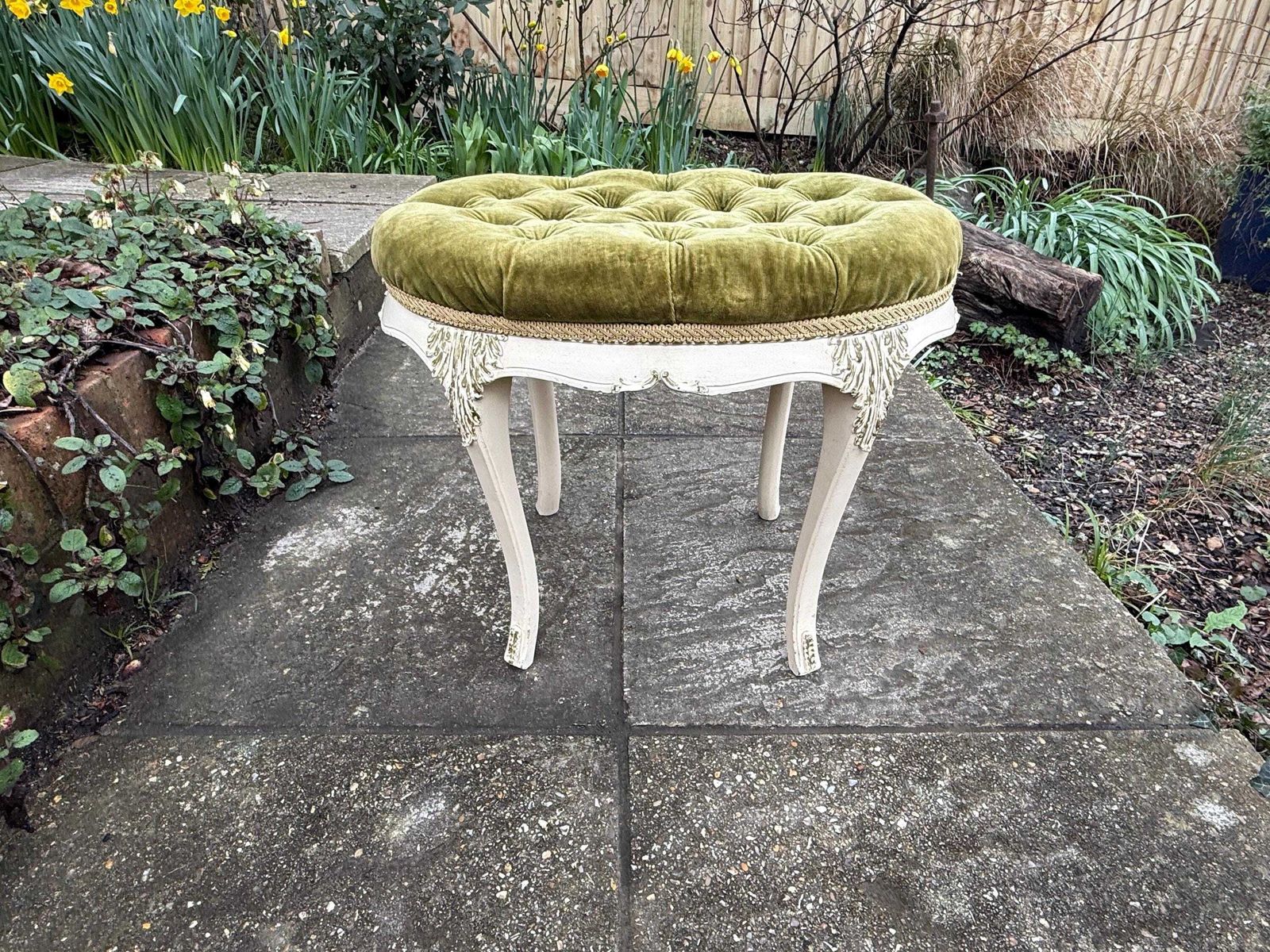 photo vintage Gloriously Sumptuous Vintage French Style Tufted Velvet Stool Shabby Chic Footstool