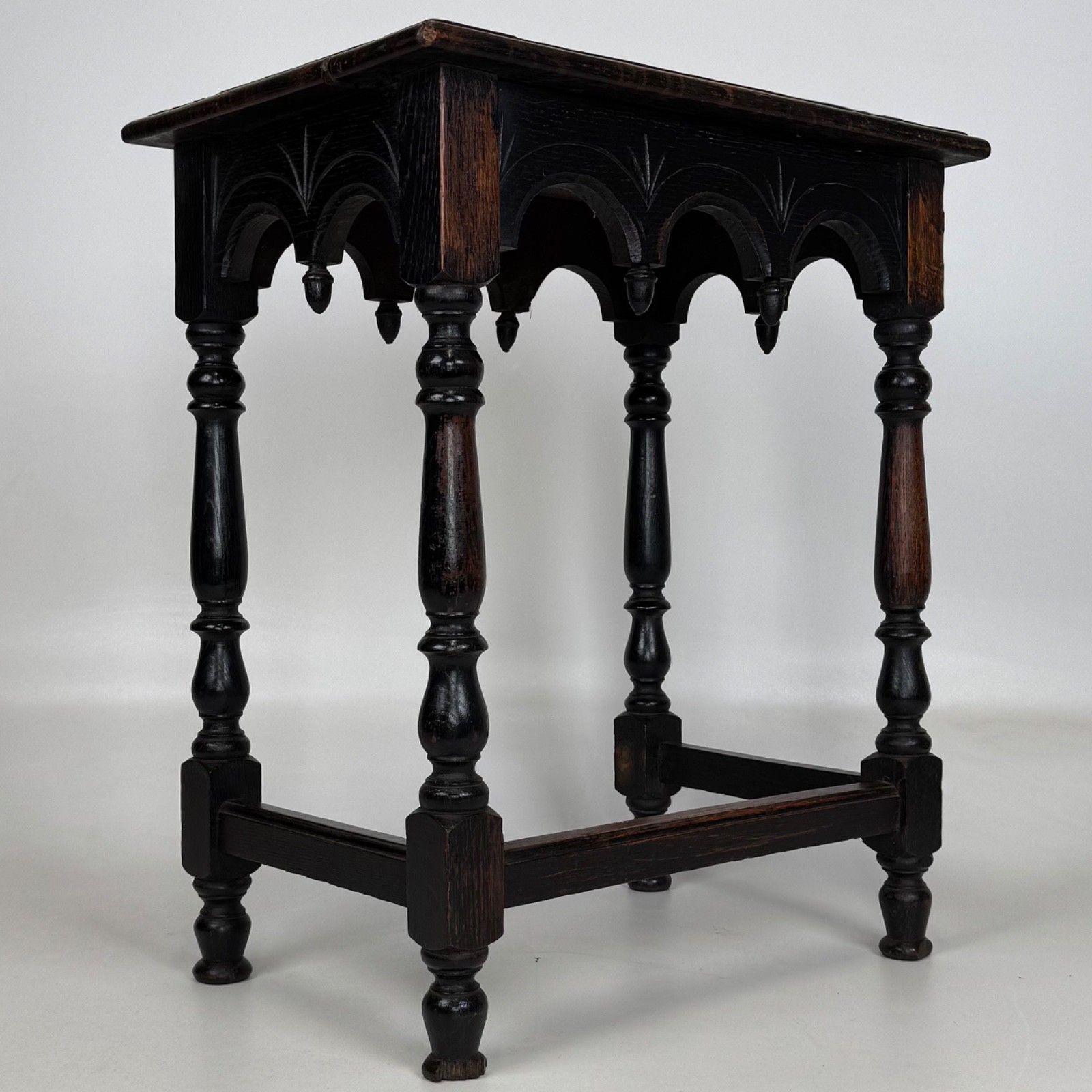 photo furniture Antique 19th Century Victorian Carved Oak Side Table ( Af 5290 )