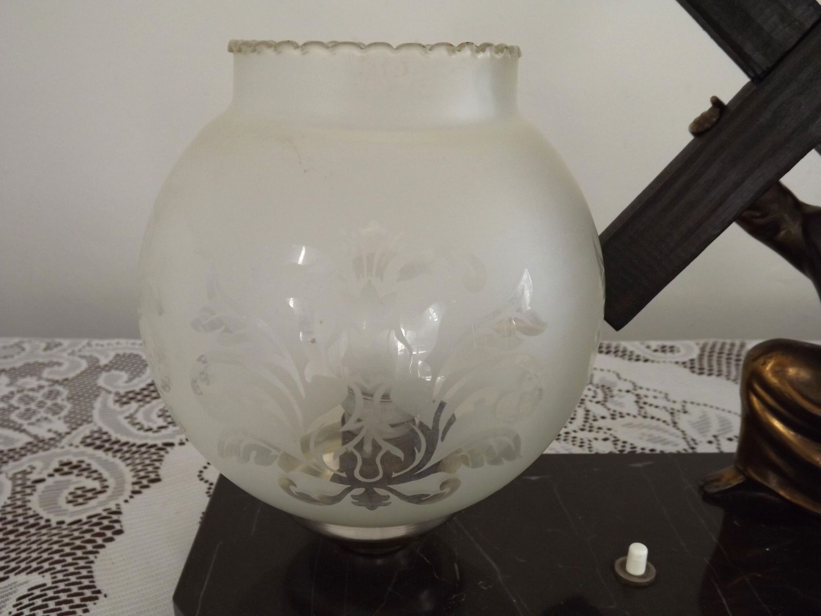 Franse art deco tafellamp – spelter Christusfiguur, marmeren voet, glazen kap photo vinterior