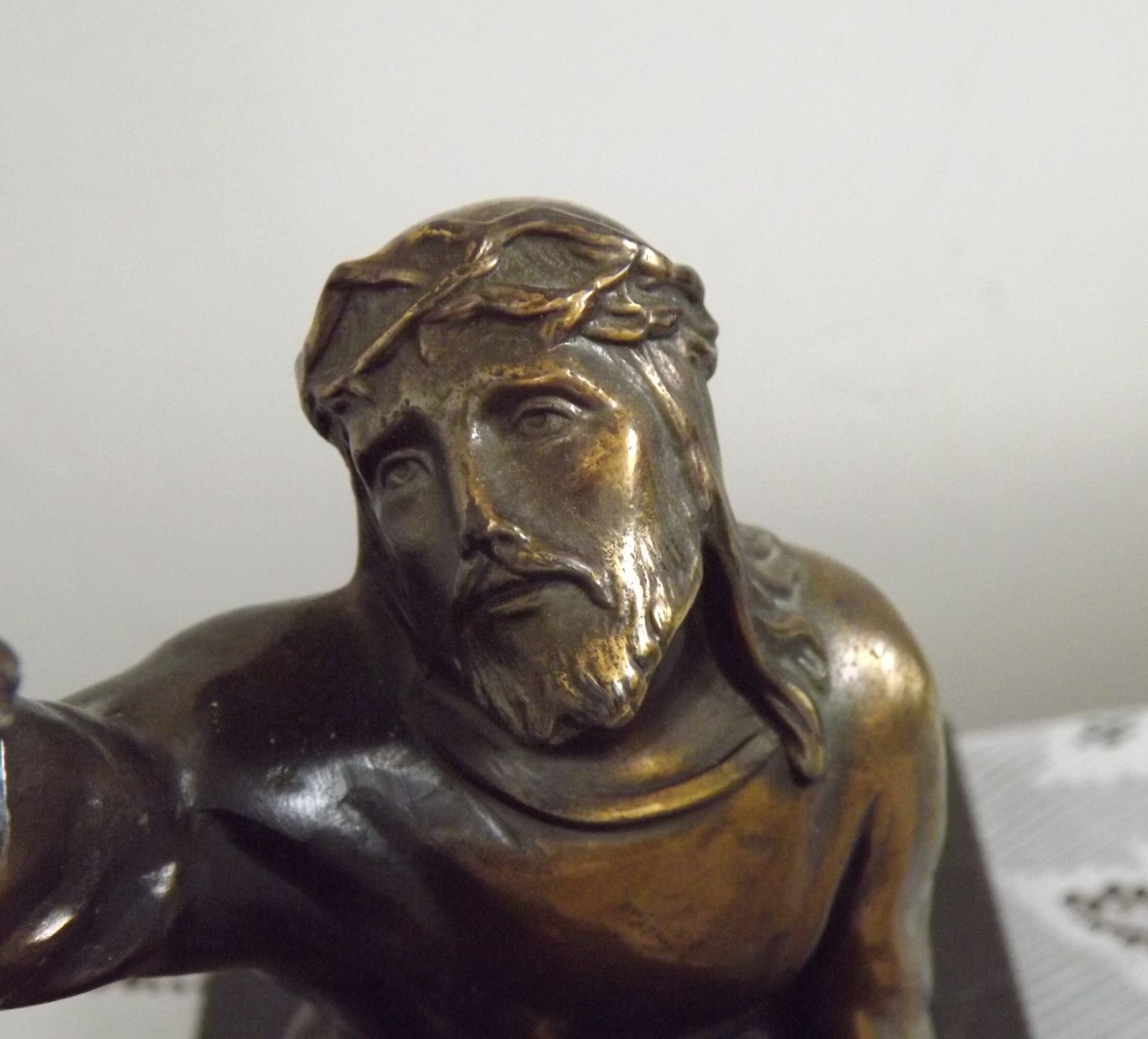 photo furniture Franse art deco tafellamp – spelter Christusfiguur, marmeren voet, glazen kap