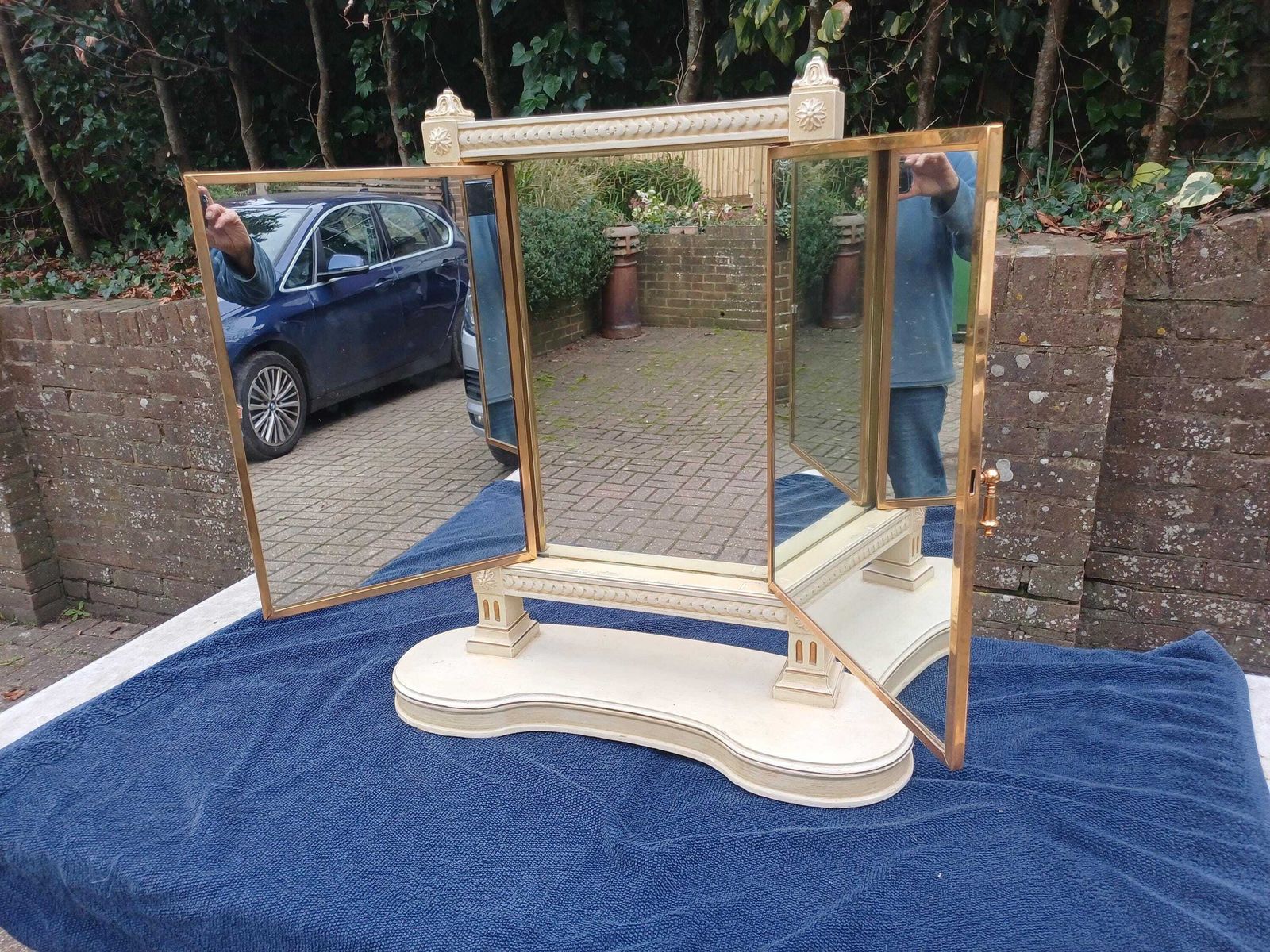 Home Decor High Quality 80s Antique Ritz Hotel Dressing Table Mirror Triple Vanity Folding Doors Gold Cream Painted Brass Frame photo