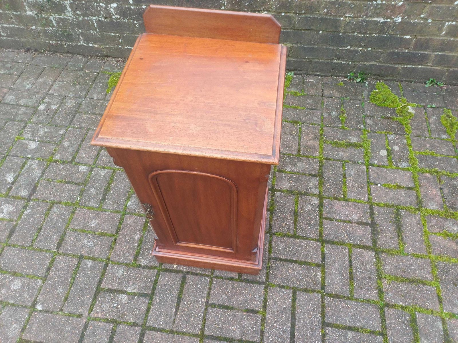 photo furniture Late Victorian Mahogany Bedside Cupboard Compact Antique Pot Cabinet With Arch Panel Door Brass Handle Shelf Storage