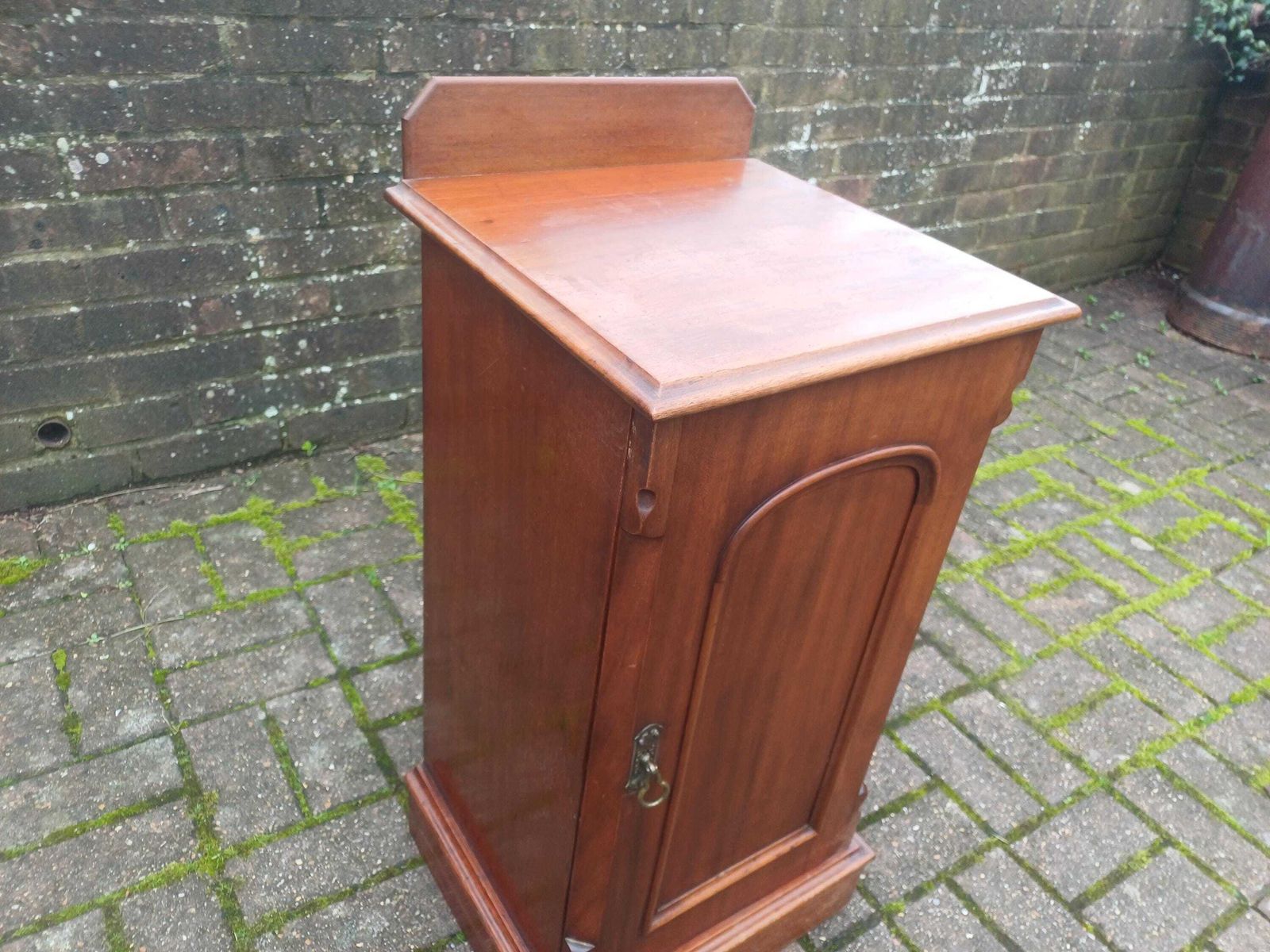 photo vintage Late Victorian Mahogany Bedside Cupboard Compact Antique Pot Cabinet With Arch Panel Door Brass Handle Shelf Storage
