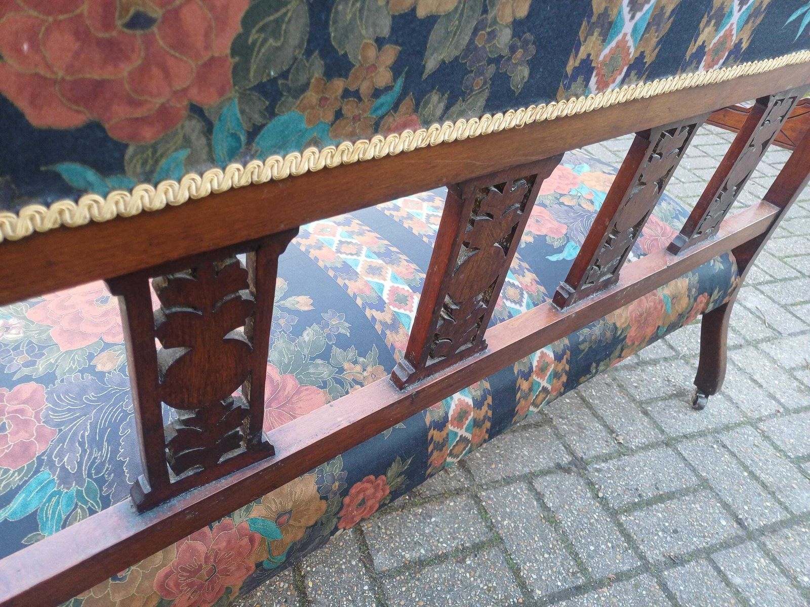 photo furniture Large Quality Antique C1900 Mahogany Upholstered Vintage Hall Bench Settle With Floral Chintz Carved Back End Of Bed