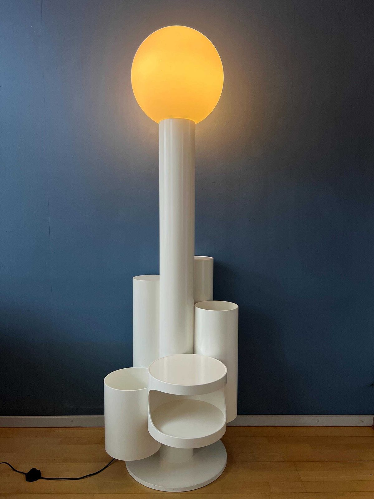 Witte 'Close Encounter' Vloerlamp En Plantenstandaard Van Kerst Koopman