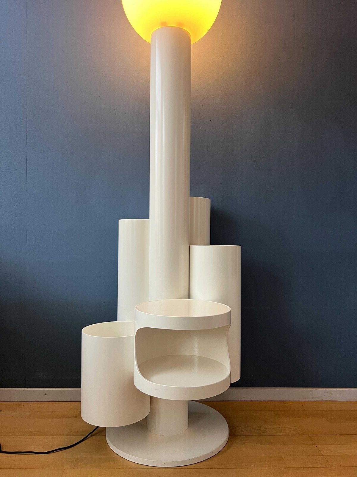 Witte 'Close Encounter' Vloerlamp En Plantenstandaard Van Kerst Koopman photo 2703.0