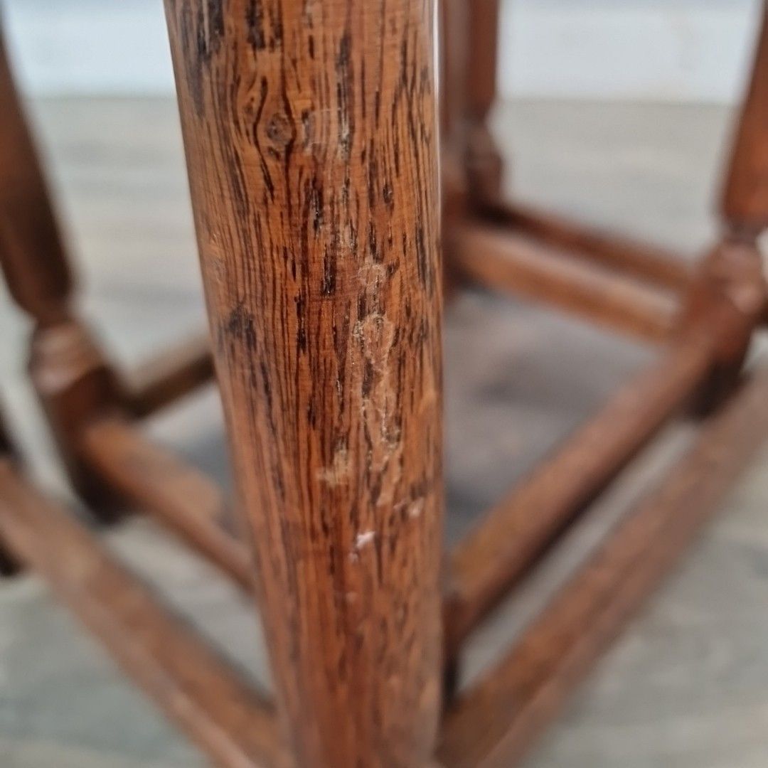 photo vintage Antique Nest Of Tables Oak Wooden Turned Legs Arts & Crafts Side Lamp Vintage