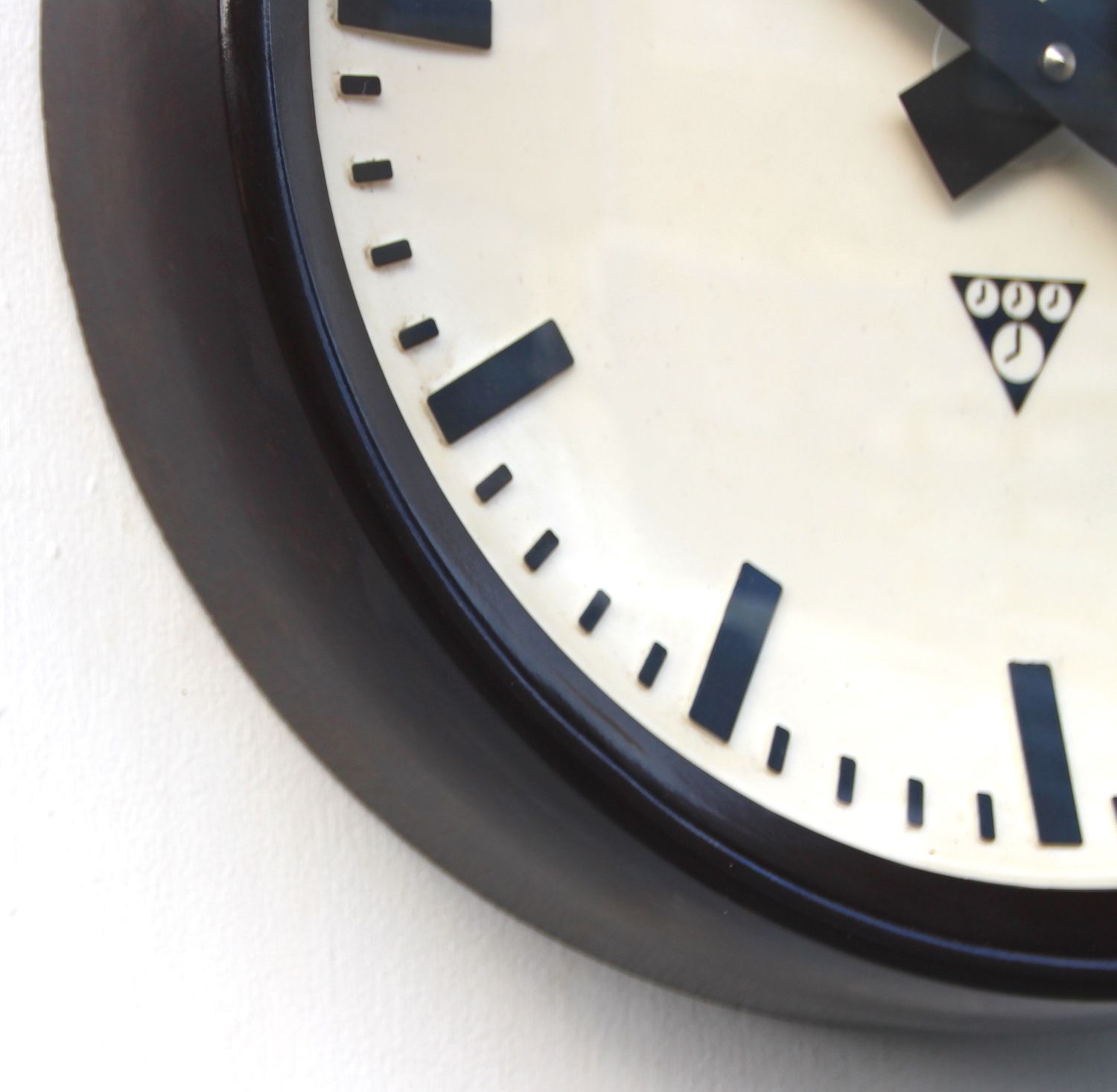 1970s Czech Bakelite Office/Commercial Industrial Wall Clock. Fully Guaranteed. London Timepiece. photo vinterior
