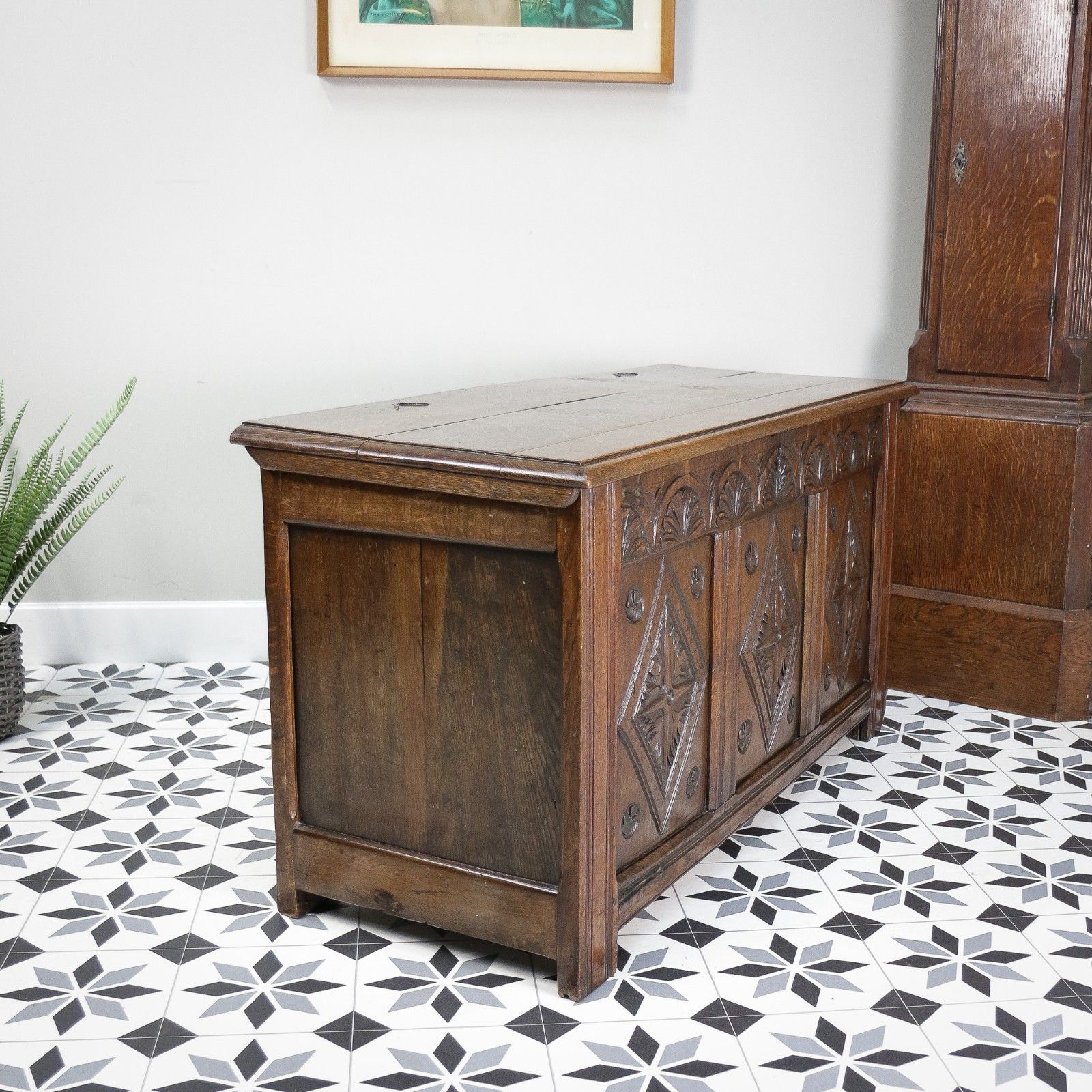 photo vintage Antique Georgian Oak Coffer Three Panel Carved