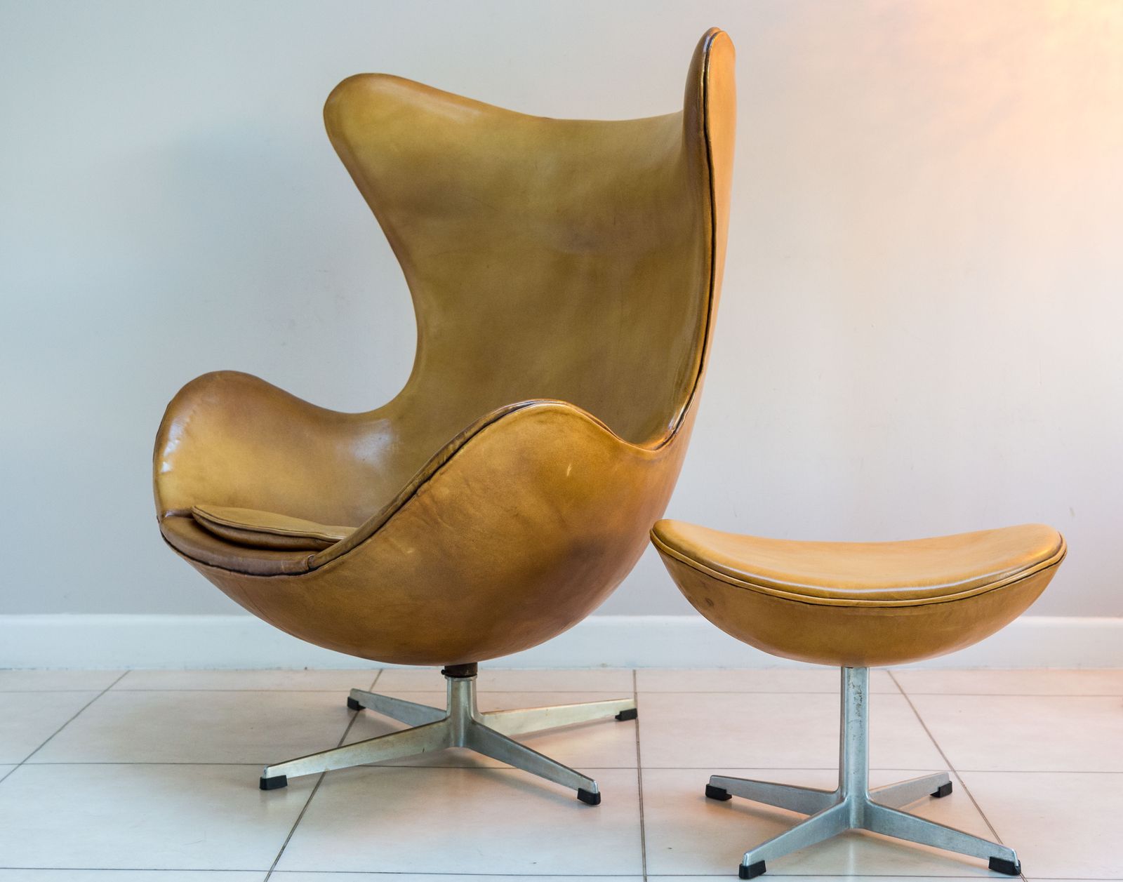 photo for sale Egg Chair & Ottoman By Arne Jacobsen For Fritz Hansen. In Original Condition. 1964