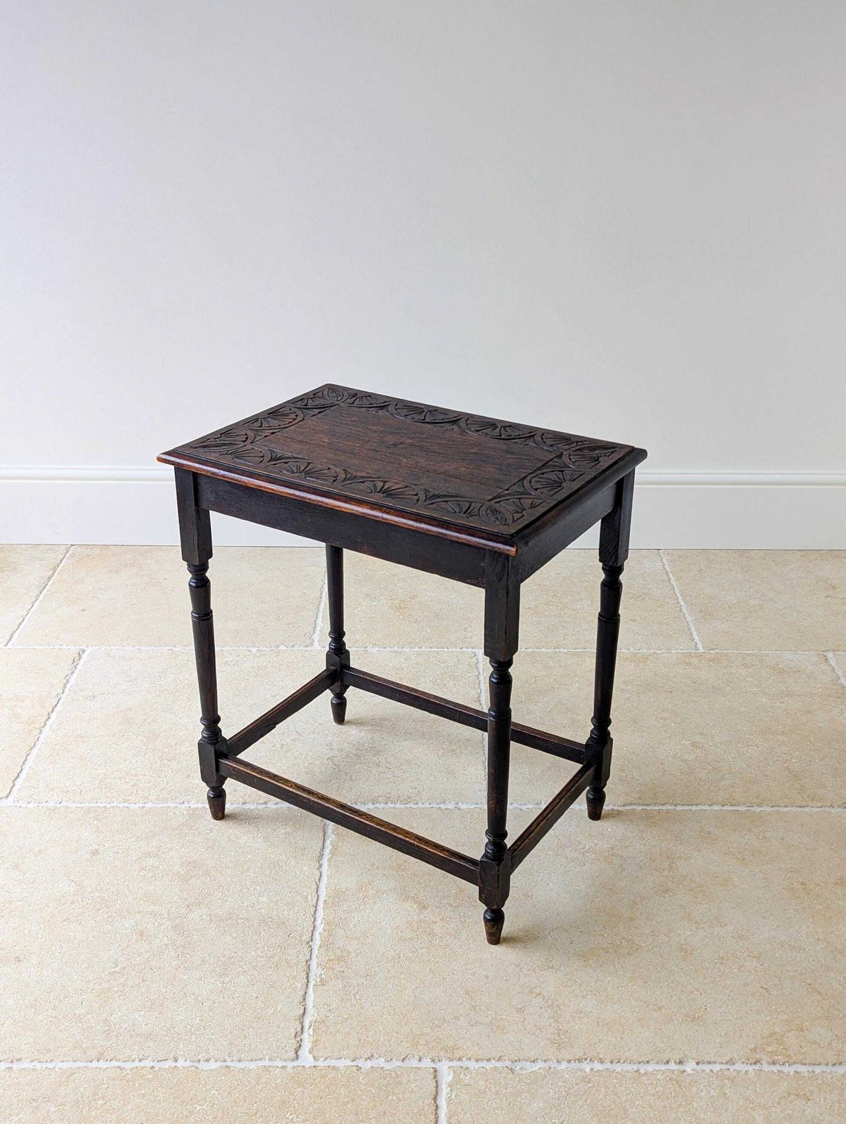 photo vintage Antique Edwardian Carved Oak Occasional Table C.1910
