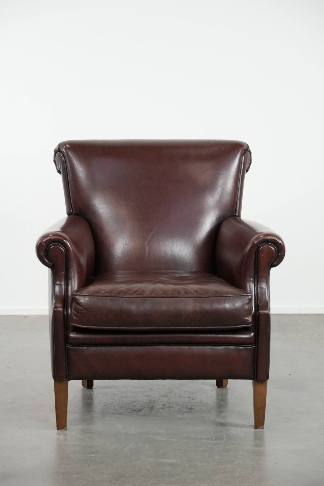 Donkere Luxe Schapenleren Fauteuil Met Tijdloze Uitstraling photo furniture