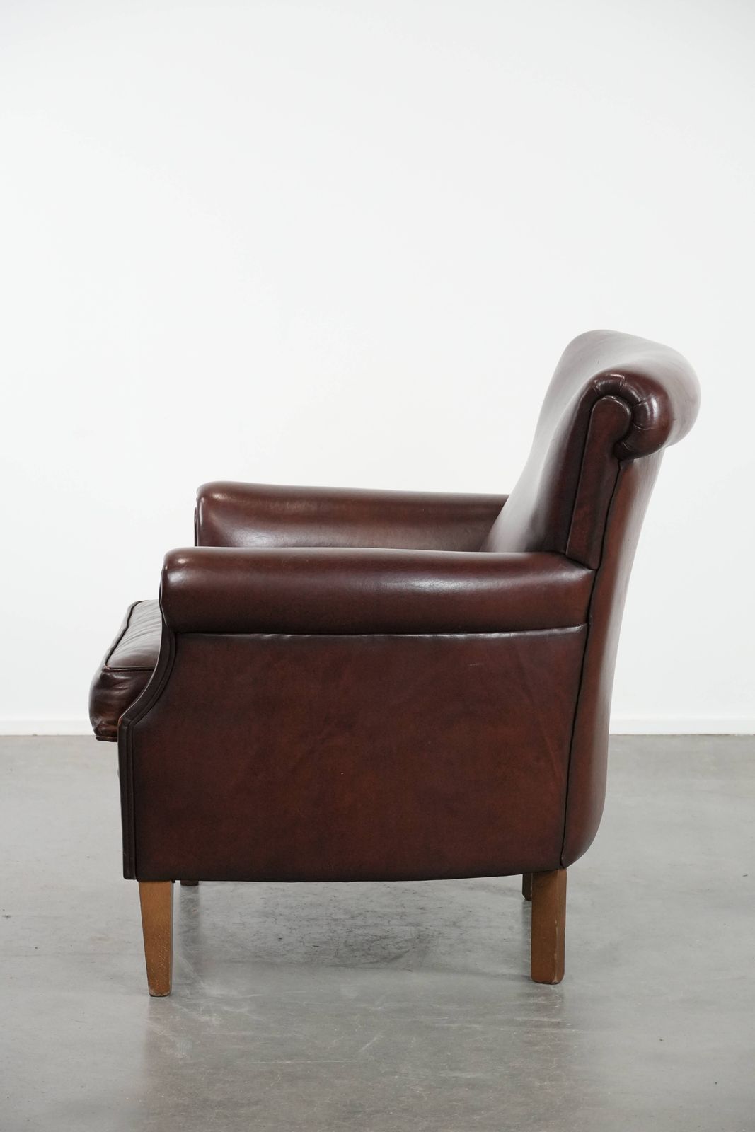 Donkere Luxe Schapenleren Fauteuil Met Tijdloze Uitstraling photo 998.0