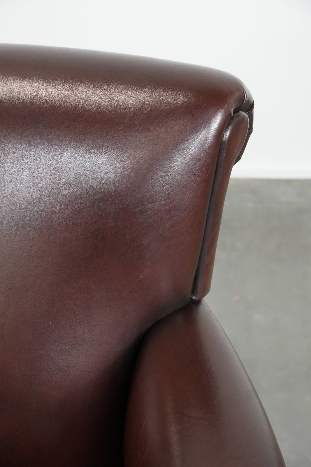 photo furniture Dark Luxurious Sheepskin Armchair With A Timeless Look
