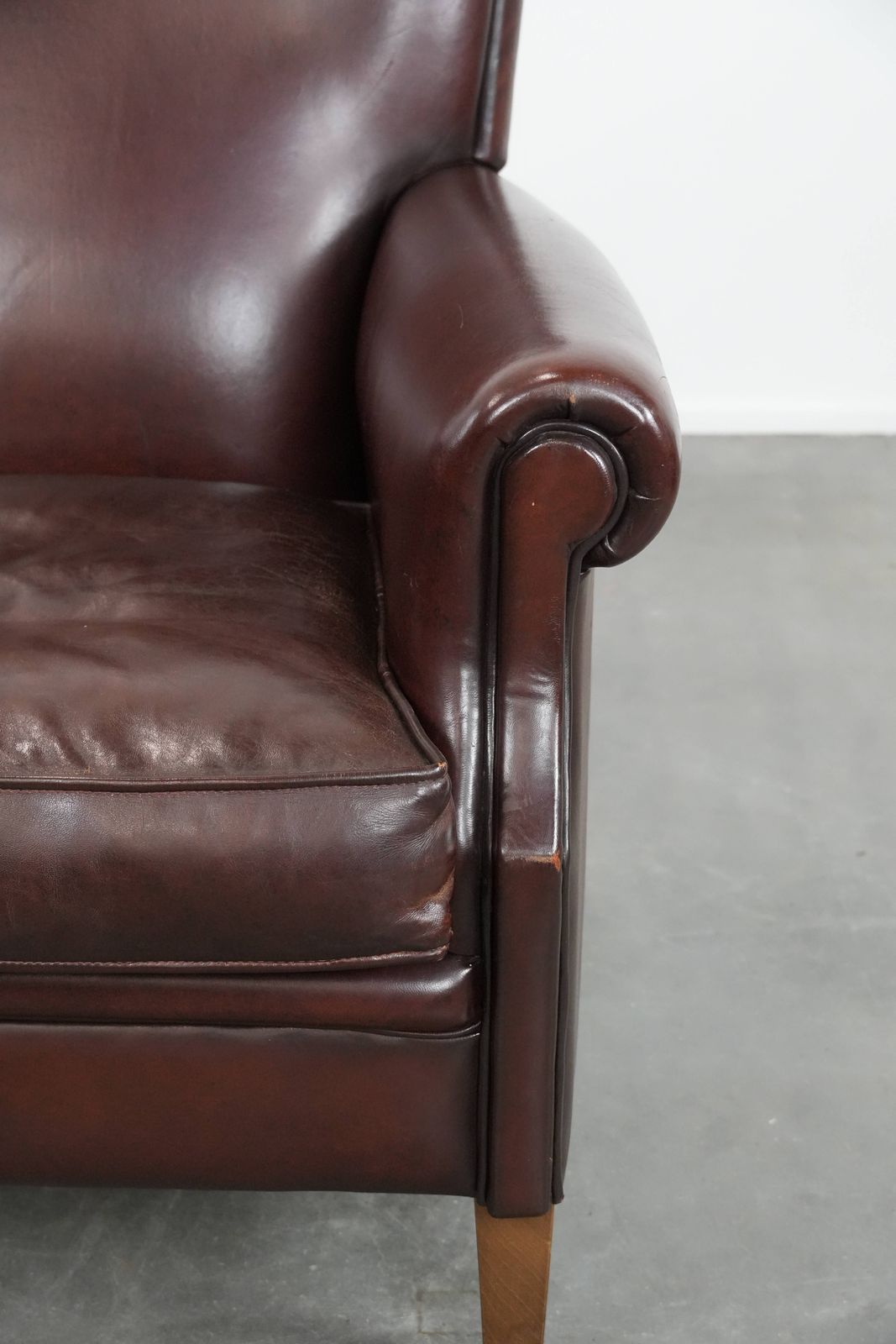 photo for sale Donkere Luxe Schapenleren Fauteuil Met Tijdloze Uitstraling
