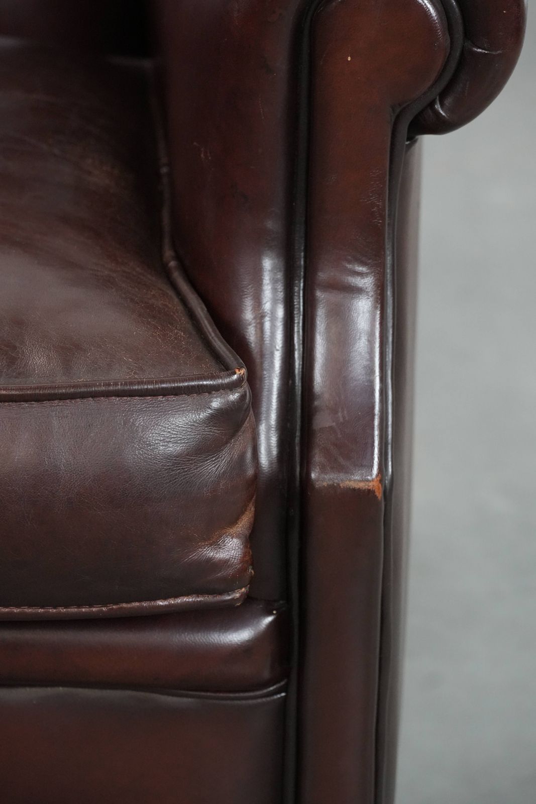 Meubels Donkere Luxe Schapenleren Fauteuil Met Tijdloze Uitstraling photo
