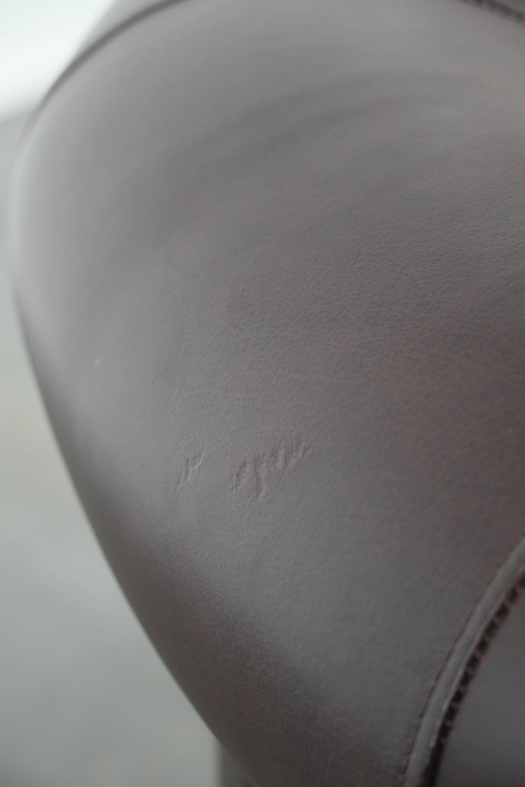photo vinterior Fauteuil In Koeienhuid, In Zeer Goede Staat, Engelse Stijl, Bruin/Donkerpaars