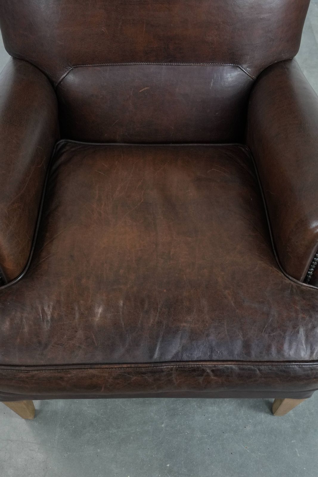 Karaktervolle Fauteuil Van Schapenleer Met Diepe Kleur photo vinterior