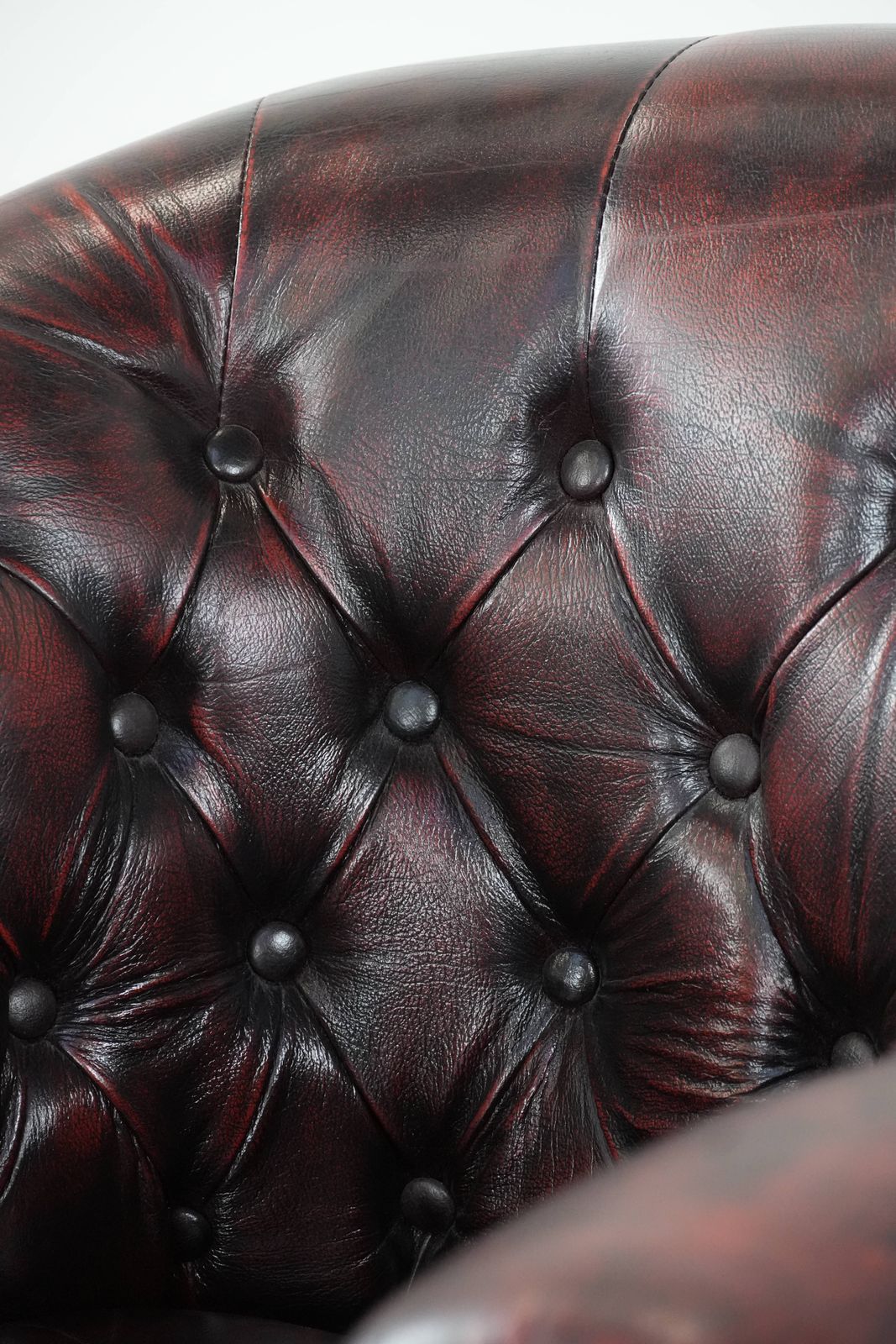 photo vinterior Fauteuil In Chesterfield Stijl Van Koeienhuid Met Decoratieve Sierspijkers, Klassiek Engels Model