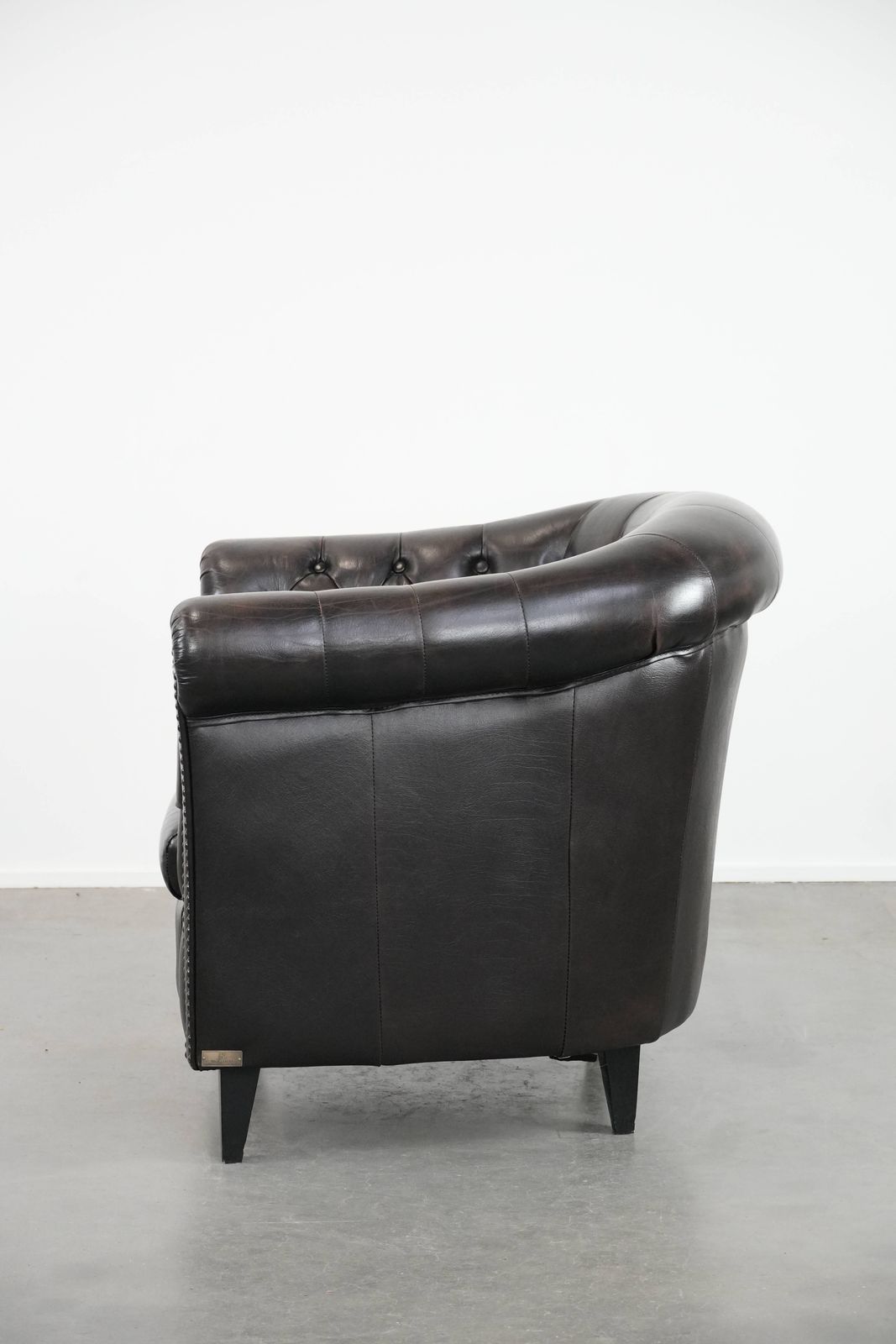 Donkere Chesterfield Club Fauteuil In Engelse Stijl, Bekleed Met Koehidenleer En Afgewerkt Met Siernagels photo 855.0