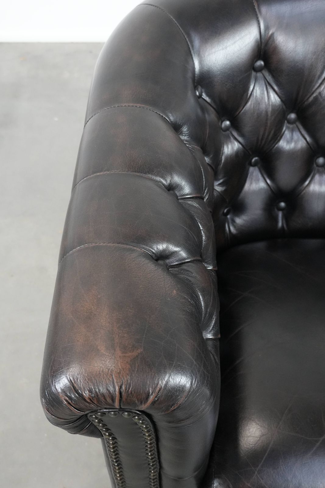 Dark Luxurious Cowhide Chesterfield Club Armchair In English Style, Finished With Decorative Nails photo buy