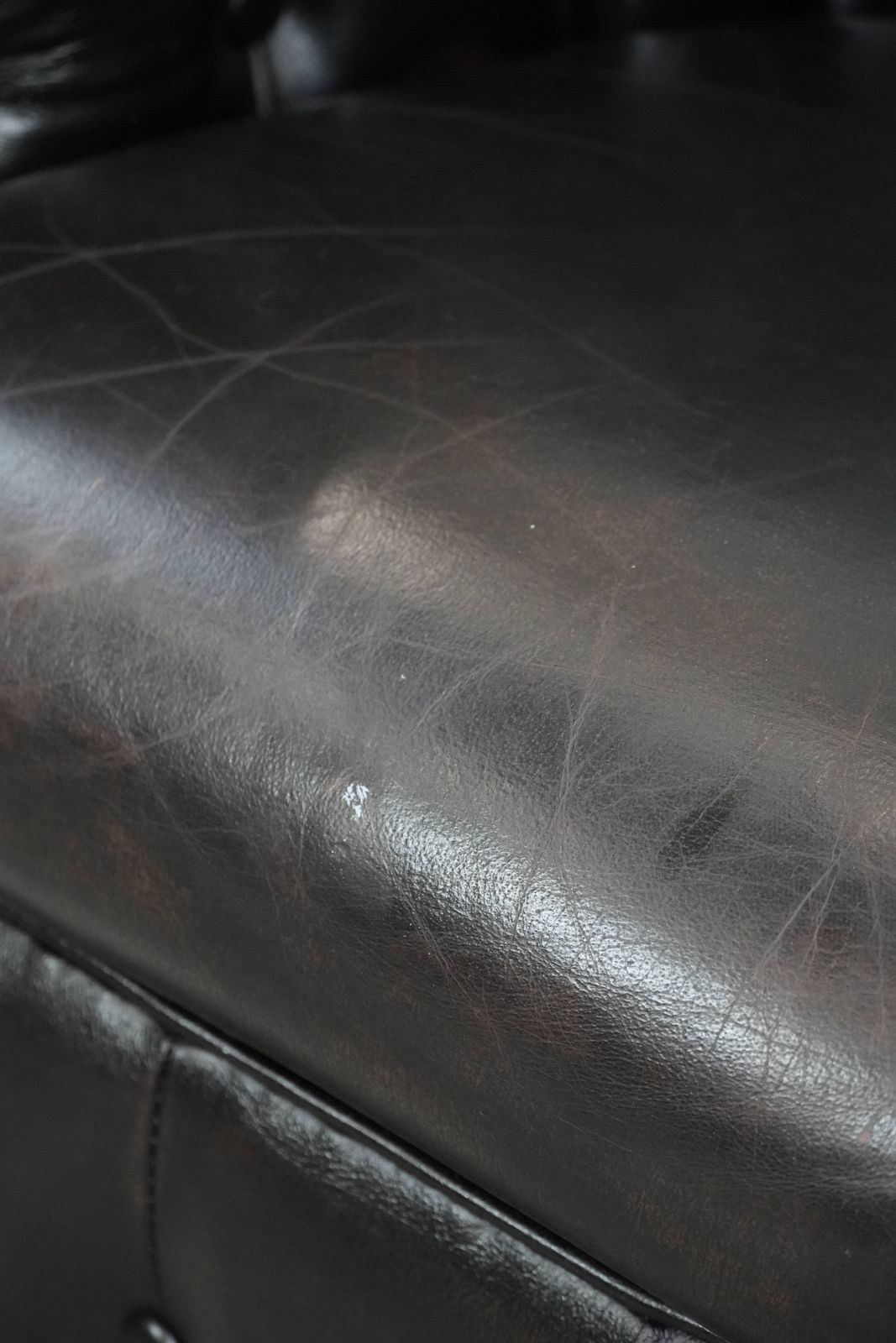 photo furniture Dark Luxurious Cowhide Chesterfield Club Armchair In English Style, Finished With Decorative Nails