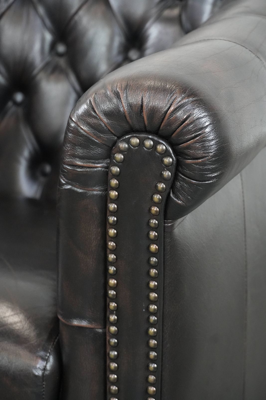 photo for sale Donkere Chesterfield Club Fauteuil In Engelse Stijl, Bekleed Met Koehidenleer En Afgewerkt Met Siernagels