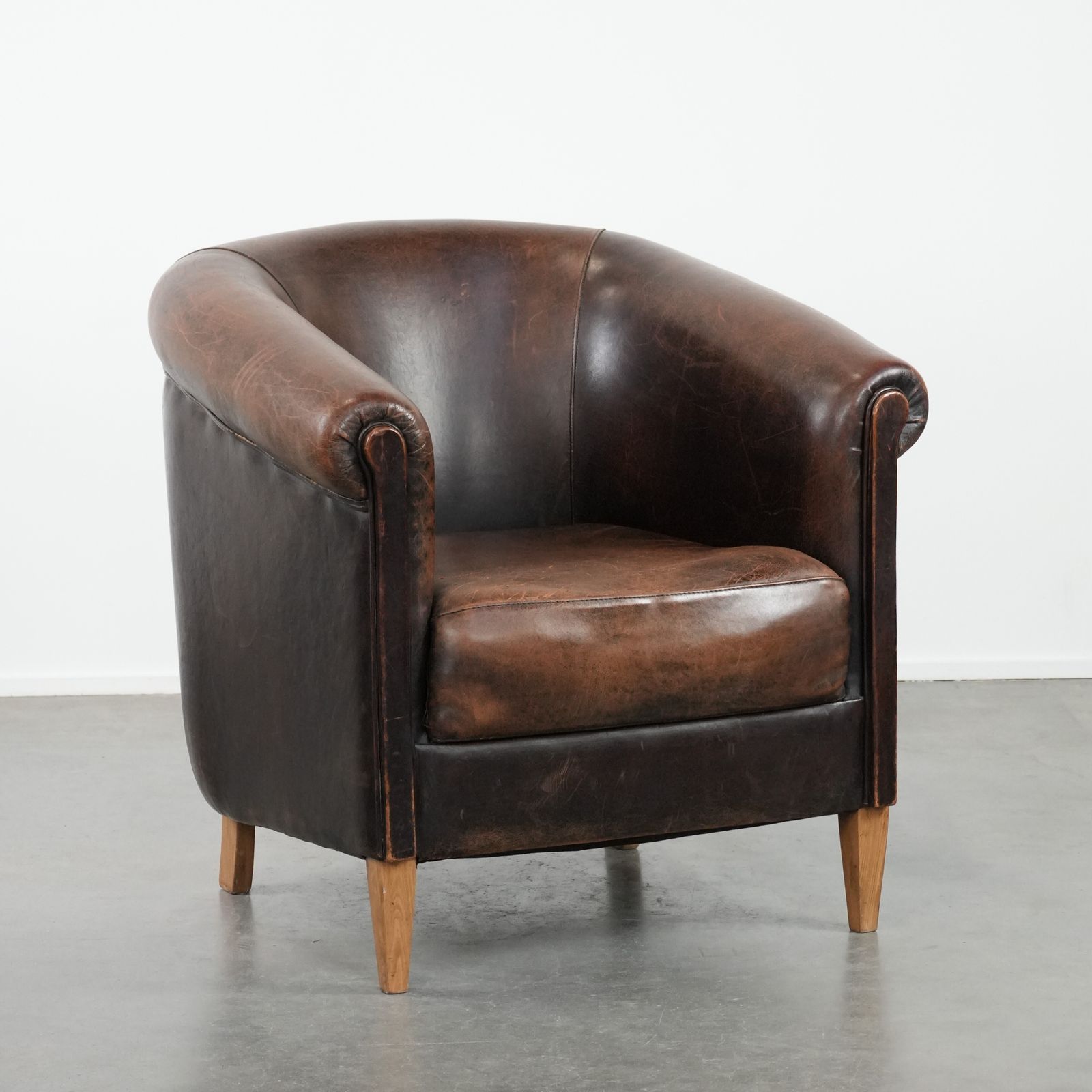 Karaktervolle Club Fauteuil Van Schapenleer Met Mooie Patina En Comfortabele Zitting
