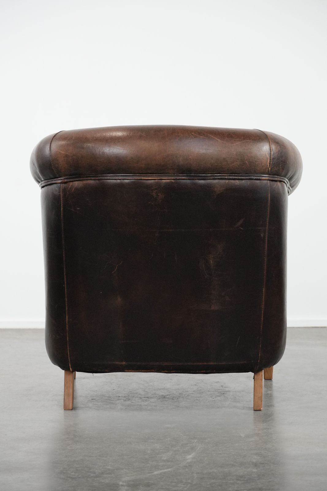Karaktervolle Club Fauteuil Van Schapenleer Met Mooie Patina En Comfortabele Zitting photo Meubels