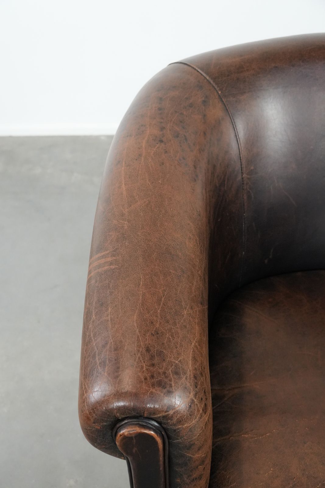 Karaktervolle Club Fauteuil Van Schapenleer Met Mooie Patina En Comfortabele Zitting photo buy