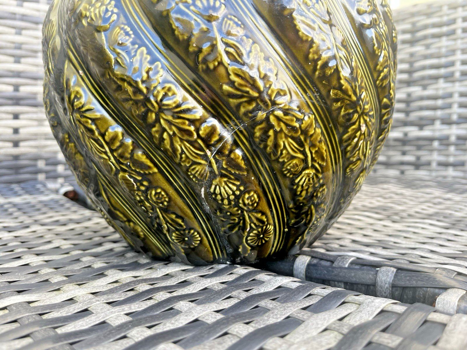 photo furniture Antique English Majolica Bramble Design Planter Plant Pot Jardiniere Bretby ?