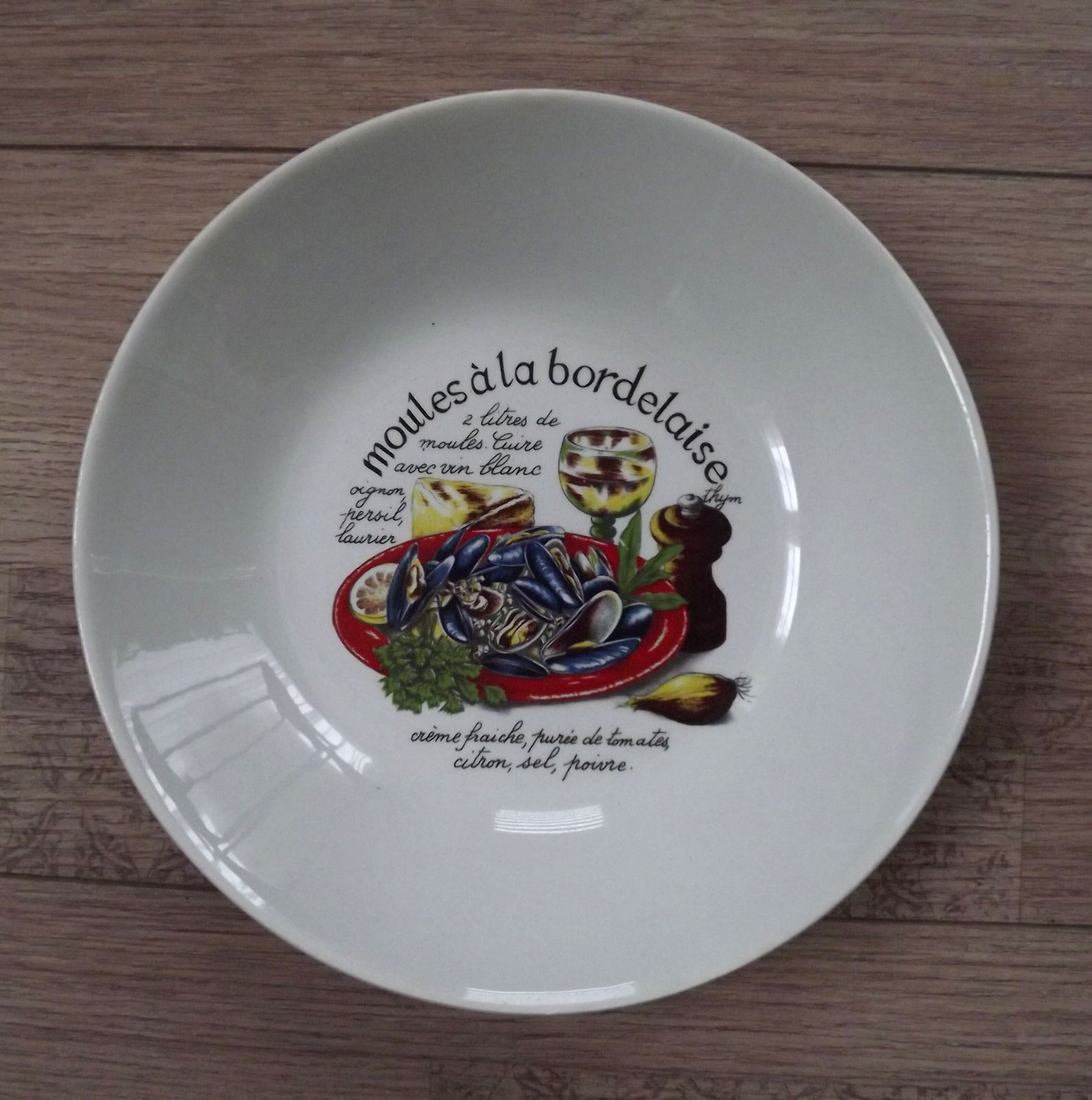 Ensemble de 6 bols à moules et grand plat de service en céramique Moulin des Loups, France photo for sale
