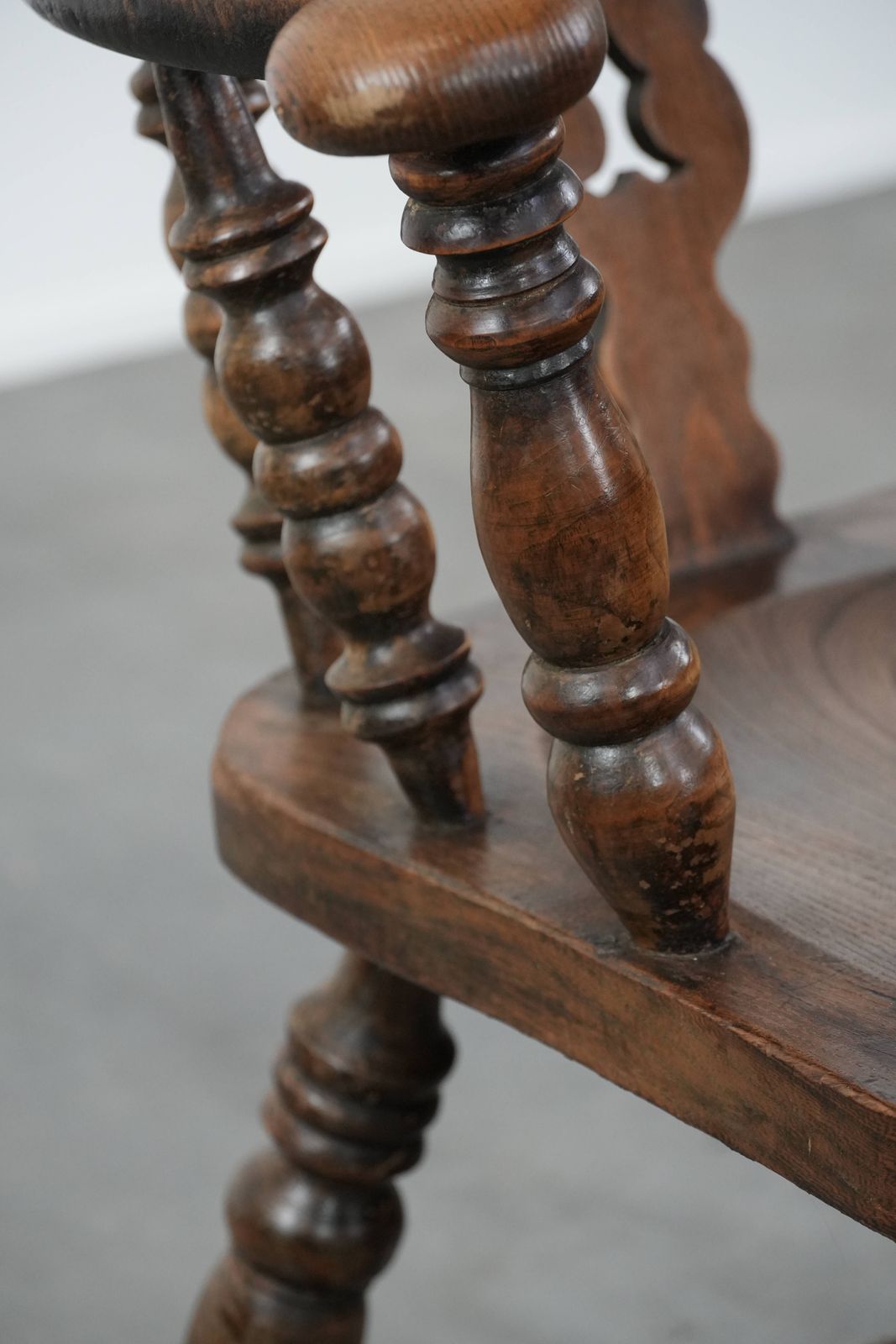 photo vinterior Antique English Highback Windsor Chair From The 18th Century With A Beautiful Color Scheme