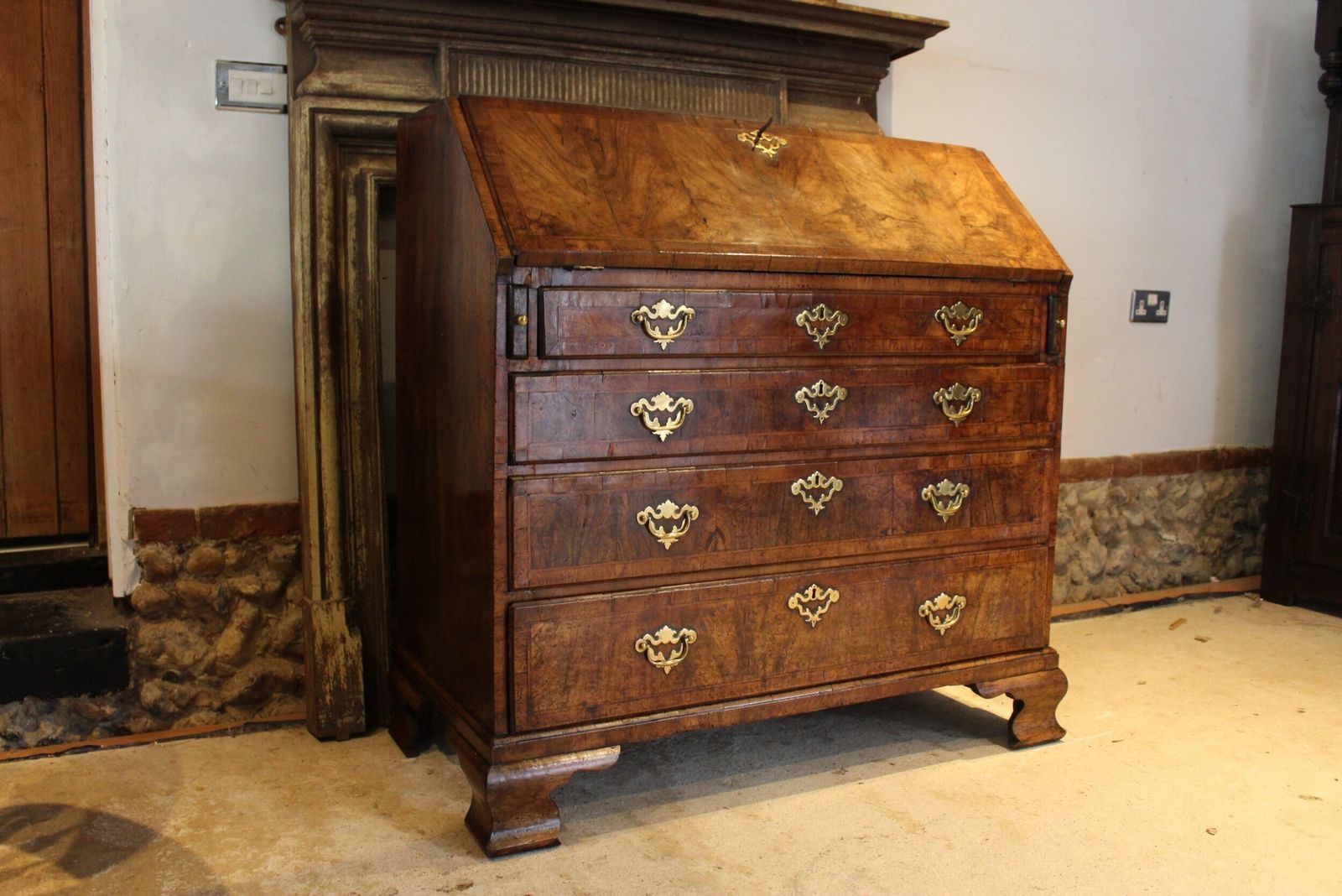2250.0 Bureau Outstanding George II Walnut C1740 photo