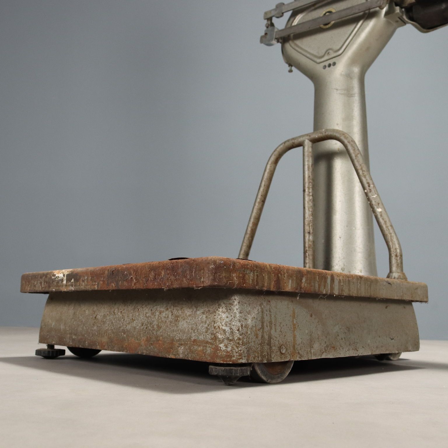 photo furniture Alfa Bilici Varese Scales Iron Metal Brass Italy XX Century