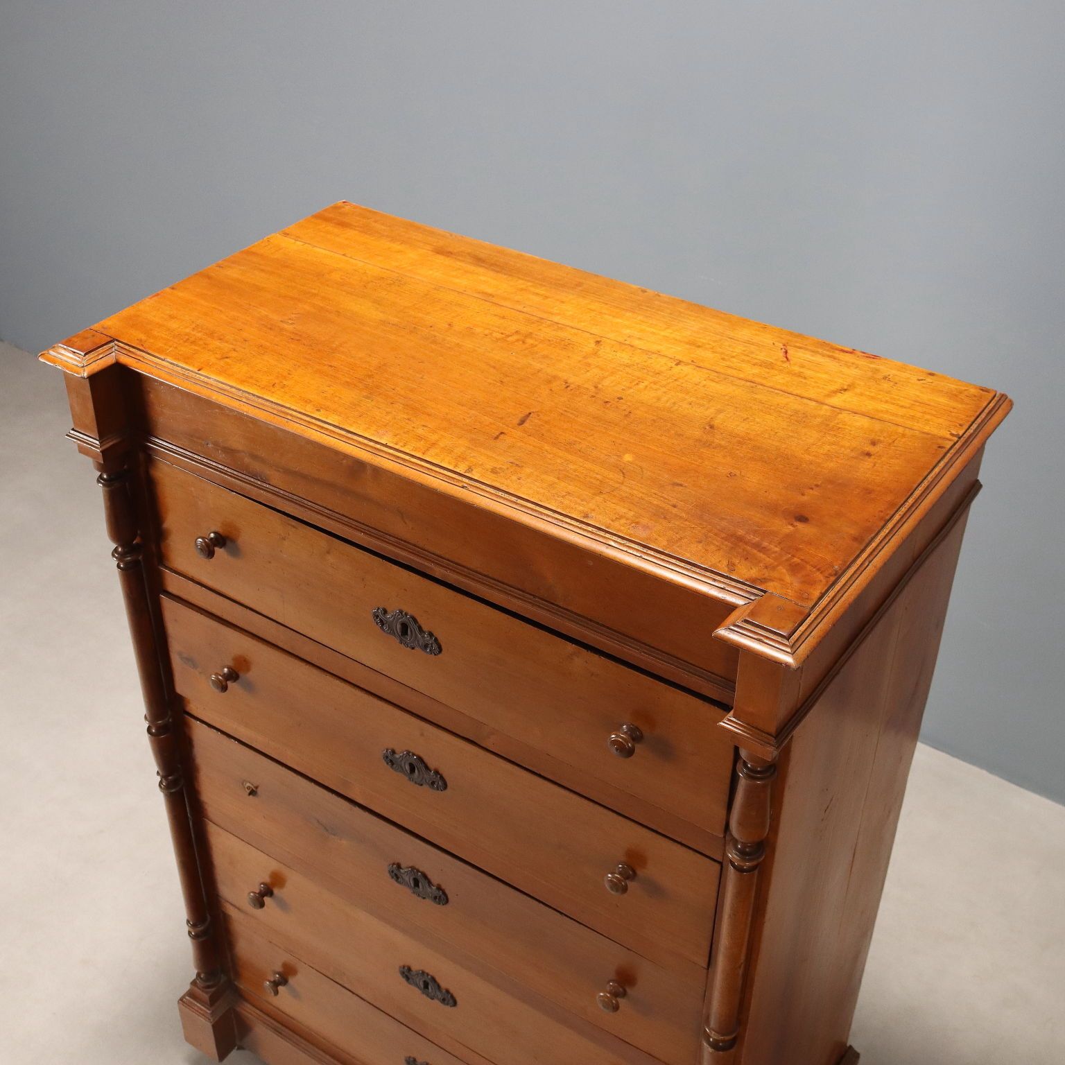 photo furniture Antique Chest Of Drawers Umbertino Walnut 5 Drawers XX Century