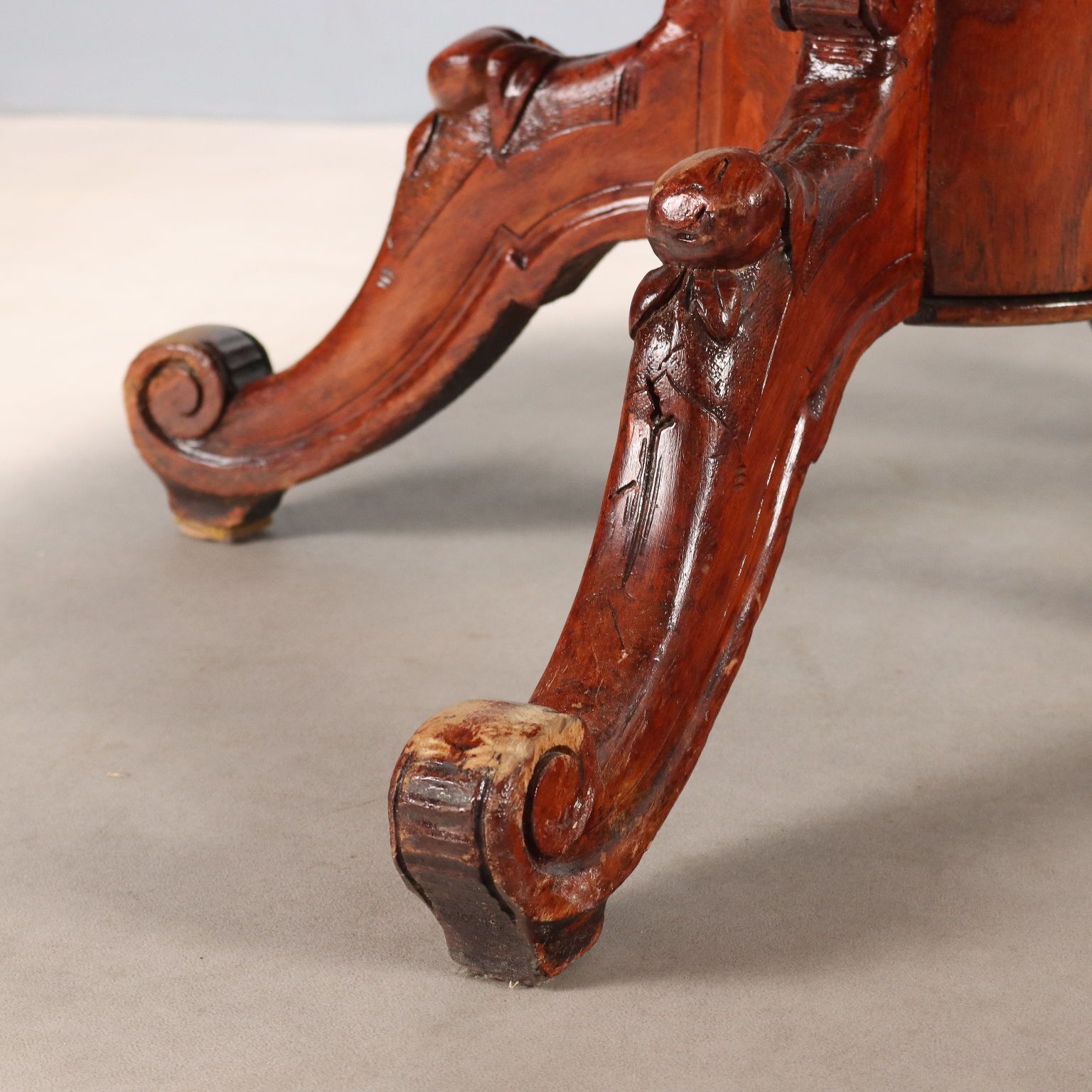photo furniture Tavolo Allungabile In Rovere E Pioppo Tinto Noce