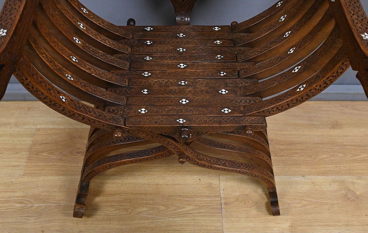 photo vinterior Syrian Walnut Armchair – Late 19th Century