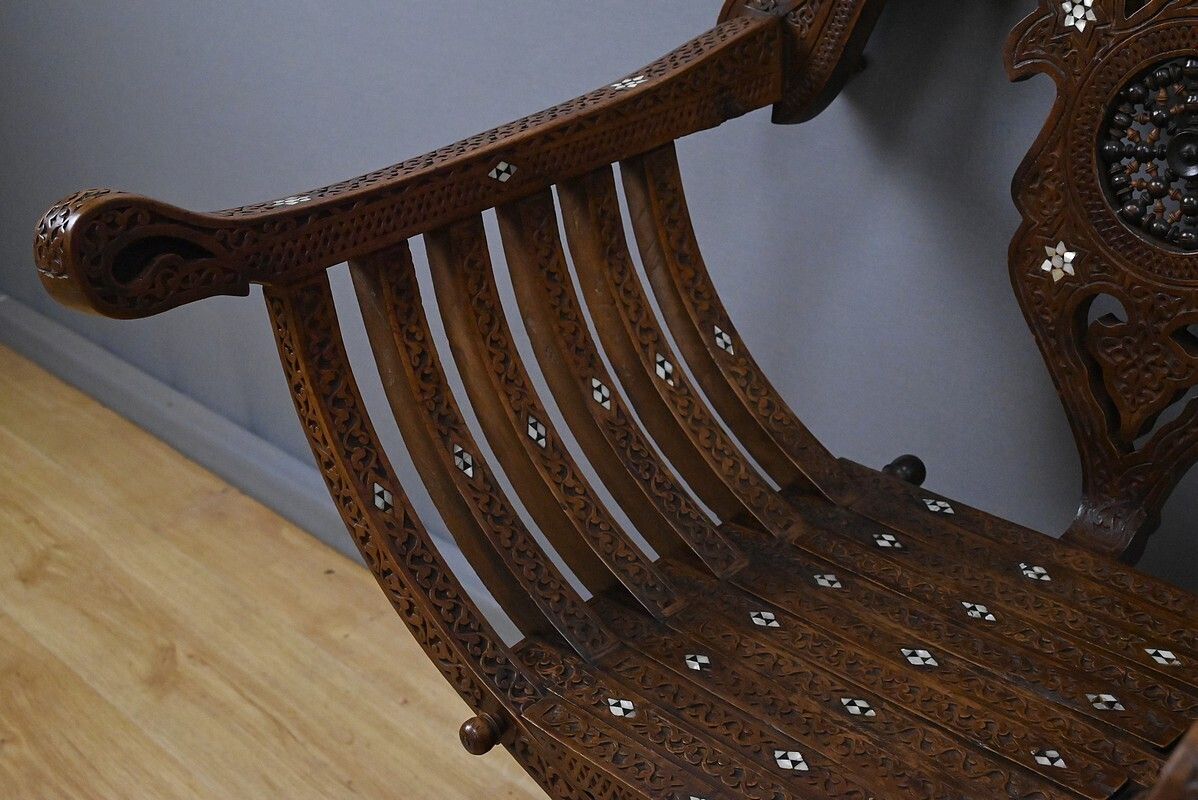 photo vintage Syrian Walnut Armchair – Late 19th Century