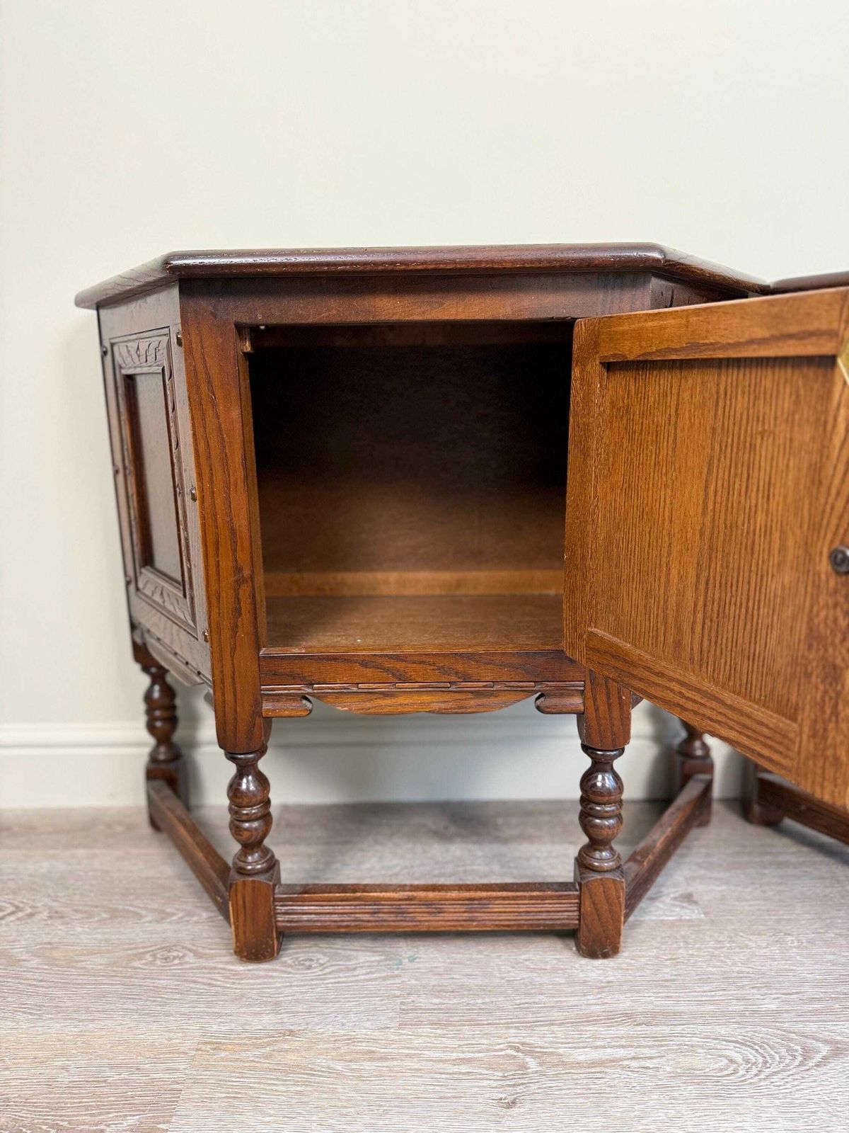 Pair Of Old Charm Bedside Cabinet Bedroom Tables Storage Lamp Table Vintage photo 525.0