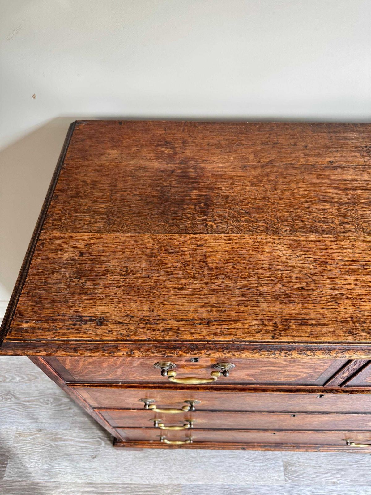 photo vintage Solid Oak Wood Antique Georgian Chest Of Drawers With Metal Handles Dovetail Drawers