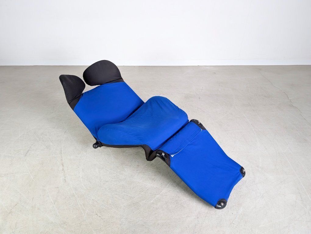 photo furniture Original Cassina Wink Chair Toshiyuki Kita Black Blue Fabric