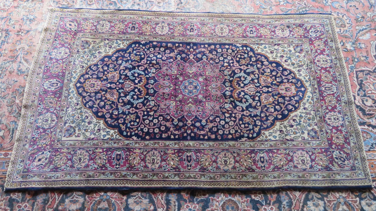 photo vinterior Antique Indian "Kashan" Rug. 161cm X 98cm.