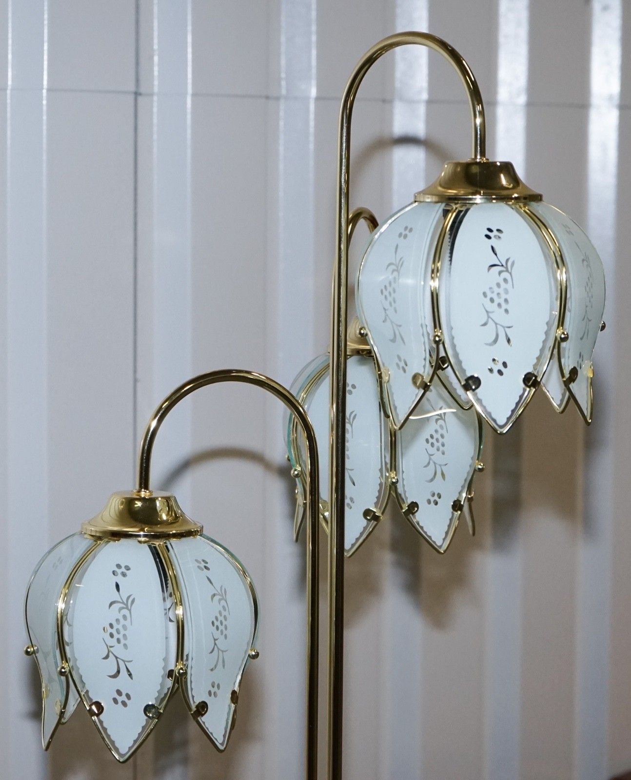 Vintage Mid Centry Hollywood Regency Brass White Tulip Glass Floor Lamp photo 650.0
