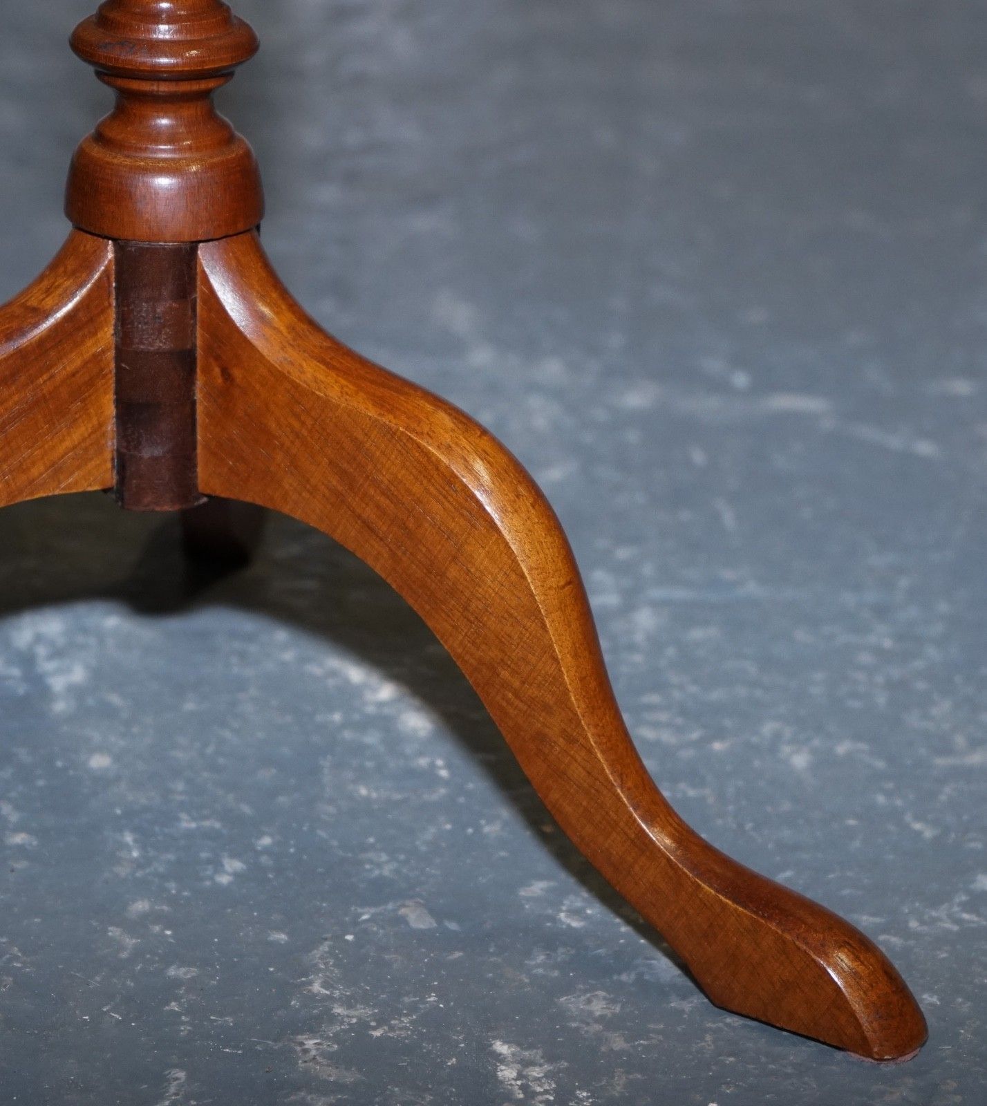 Vintage Georgian Style Tripod Table With Scalloped Edge & Brown Leather Top photo 550.0