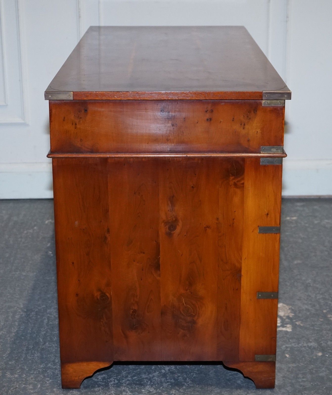 photo vintage Vintage Military Campaign Yew Wood Twin Pedestal Desk