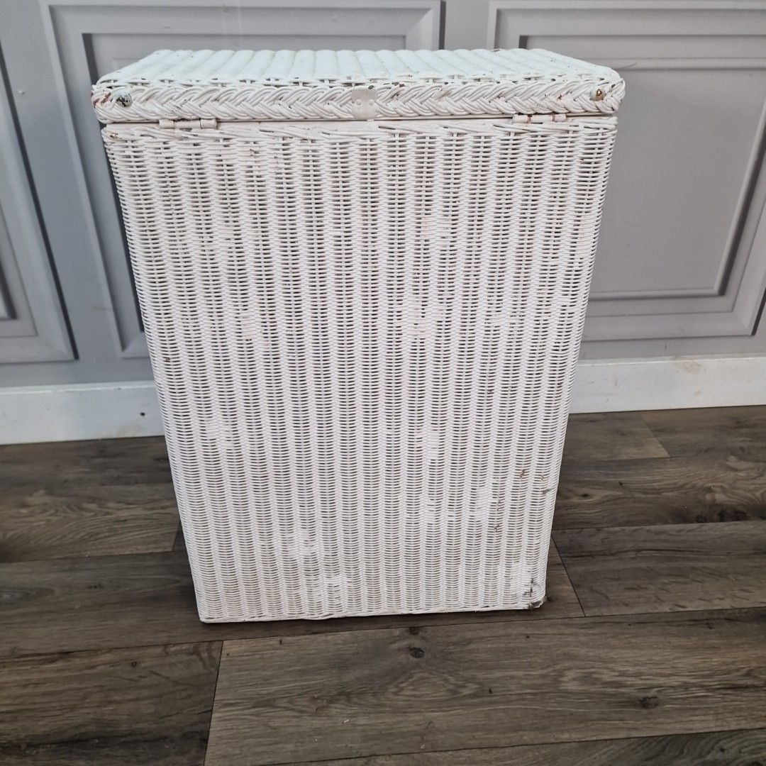 photo vintage Vintage Loom Laundry Basket White Wicker Style Ottoman Bedroom Storage Retro Mcm