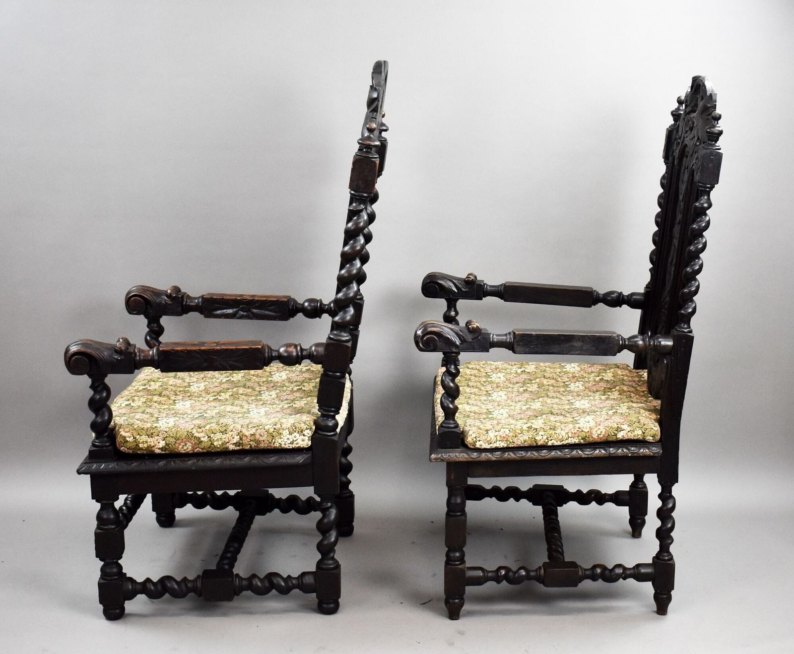 photo vinterior Near Pair Late 19th Century Carved Throne Chairs