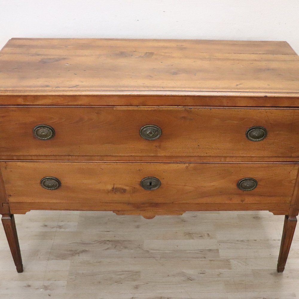 photo vintage Antique 18th Century Walnut Chest Of Drawers