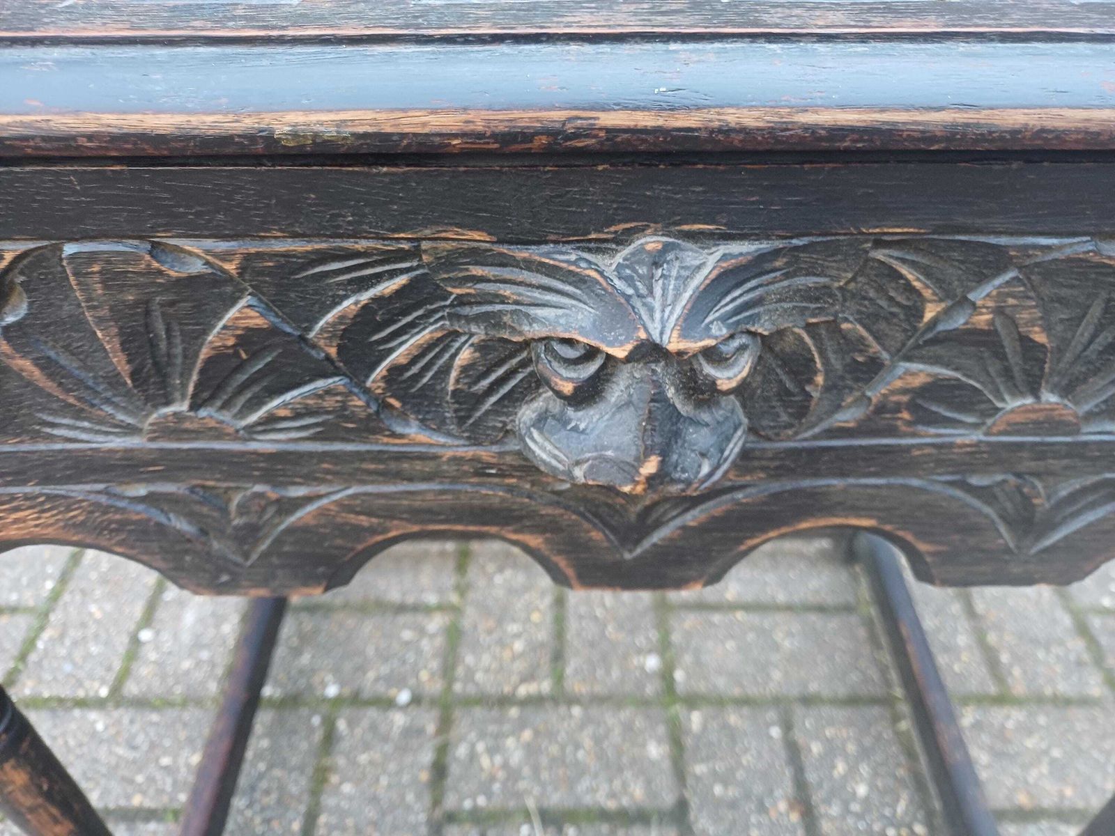 Antique C1910–1920 Solid Oak Pussyfoot Side Table – Carved Top, Gothic Detail, Turned Legs, Distressed Original Finish photo vinterior